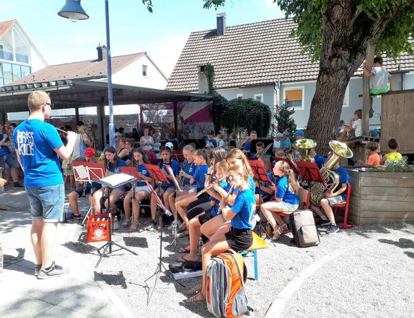 Brass Kids beim Schulfest der Anna-von-Freyberg-Grundschule Laupheim am 25.07.2019