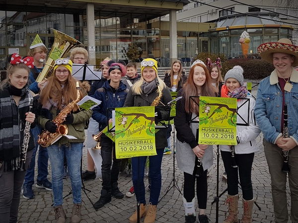 Musiker des Jugendblasorchesters beim Narrentag der Narrenzunft Laupr Waidäg am 04.02.2018