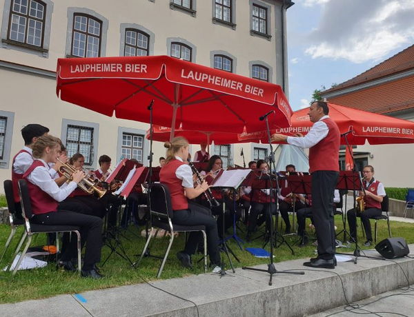 Jugendblasorchester der Stadtkapelle beim Schlosshoffest des Lions Club Laupheim am 21.07.2019