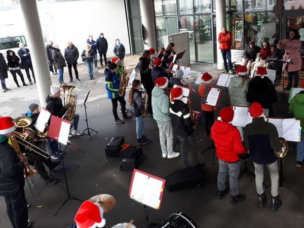 Jugendorchester der Stadtkapelle Laupheim beim Ständchen am 24.12.2022