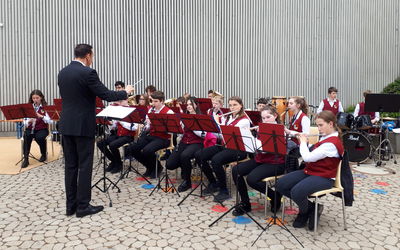 Jugendblasorchester der Stadtkapelle Laupheim beim Schulfest der Bronner-Berg-Grundschule am 19.5.2023