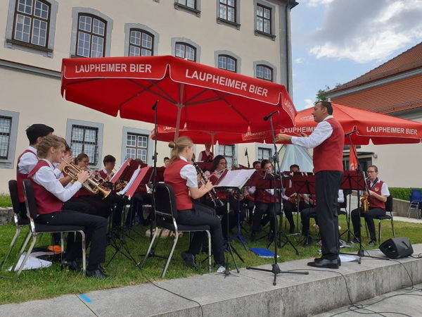 Jugendblasorchester der Stadtkapelle beim Schlosshoffest des Lions Club Laupheim am 21.07.2019