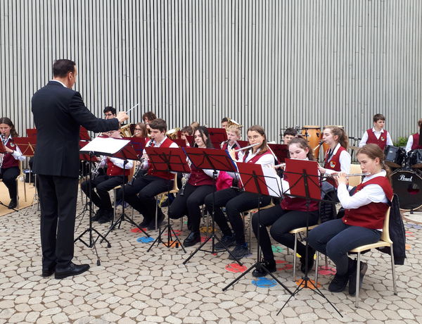 Jugendblasorchester der Stadtkapelle Laupheim beim Schulfest der Bronner-Berg-Grundschule am 19.5.2023
