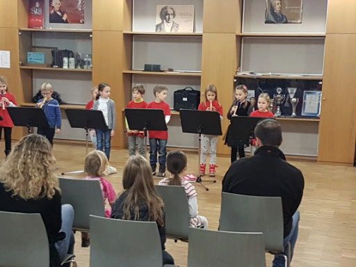 Die Flöten-Kids spielen bei der Jahresfeier der Stadtkapellen-Jugend am 12.01.2018 auf