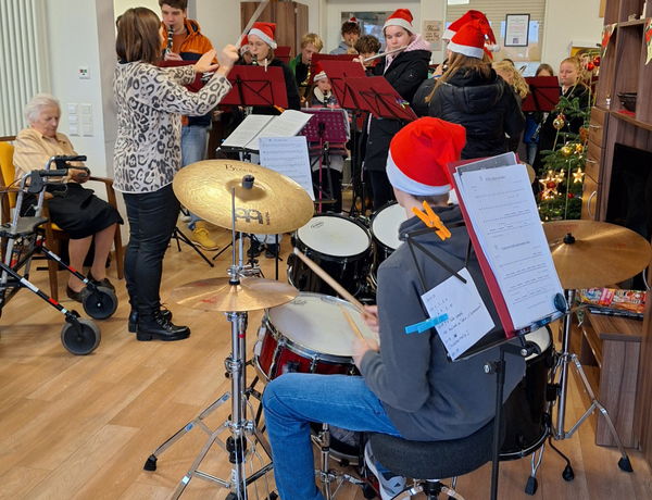 Jugendorchester spielen im Pflegeheim an der Rottum, 24.12.2023