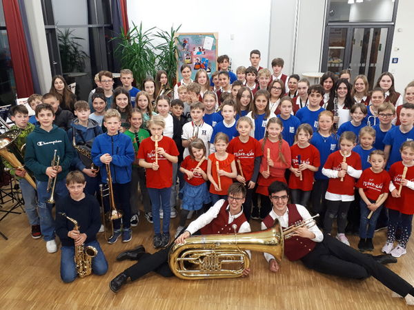 Gruppenbild vom Jugendkonzert der Bläserklassen des Carl-Laemmle-Gymnasiums und der Jugendorchester der Stadtkapelle Laupheim am 22.03.2023