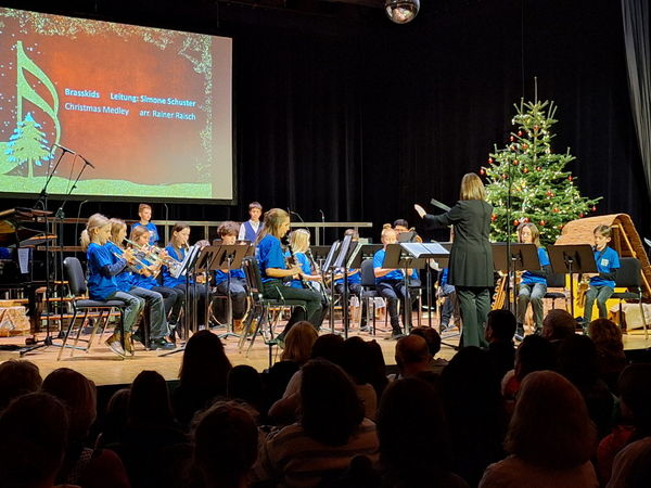 BrassKids beim Weihnachtskonzert der städtischen Musikschule Laupheim, 2023