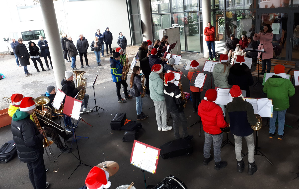 Jugendorchester der Stadtkapelle Laupheim beim Weihnachtsständchen, 2022