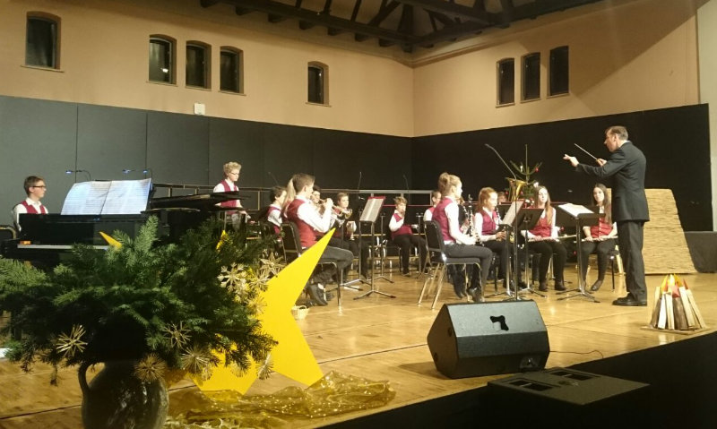 Jugendblasorchester beim Weihnachtskonzert der städtischen Musikschule